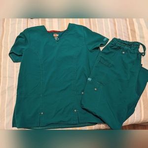 LIKE NEW Dickies hunter green Xtreme stretch scrub set size large